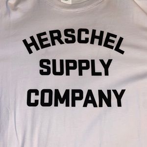 👉🏽 Herschel brand t-shirt 🔥